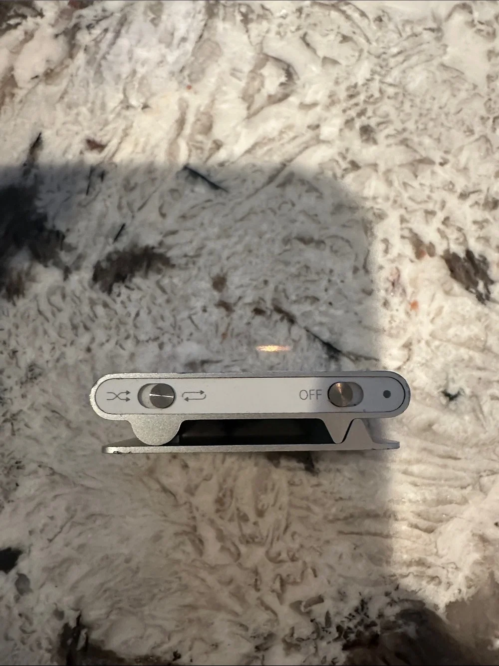 Apple Shuffle with USB Charger & Data Cord